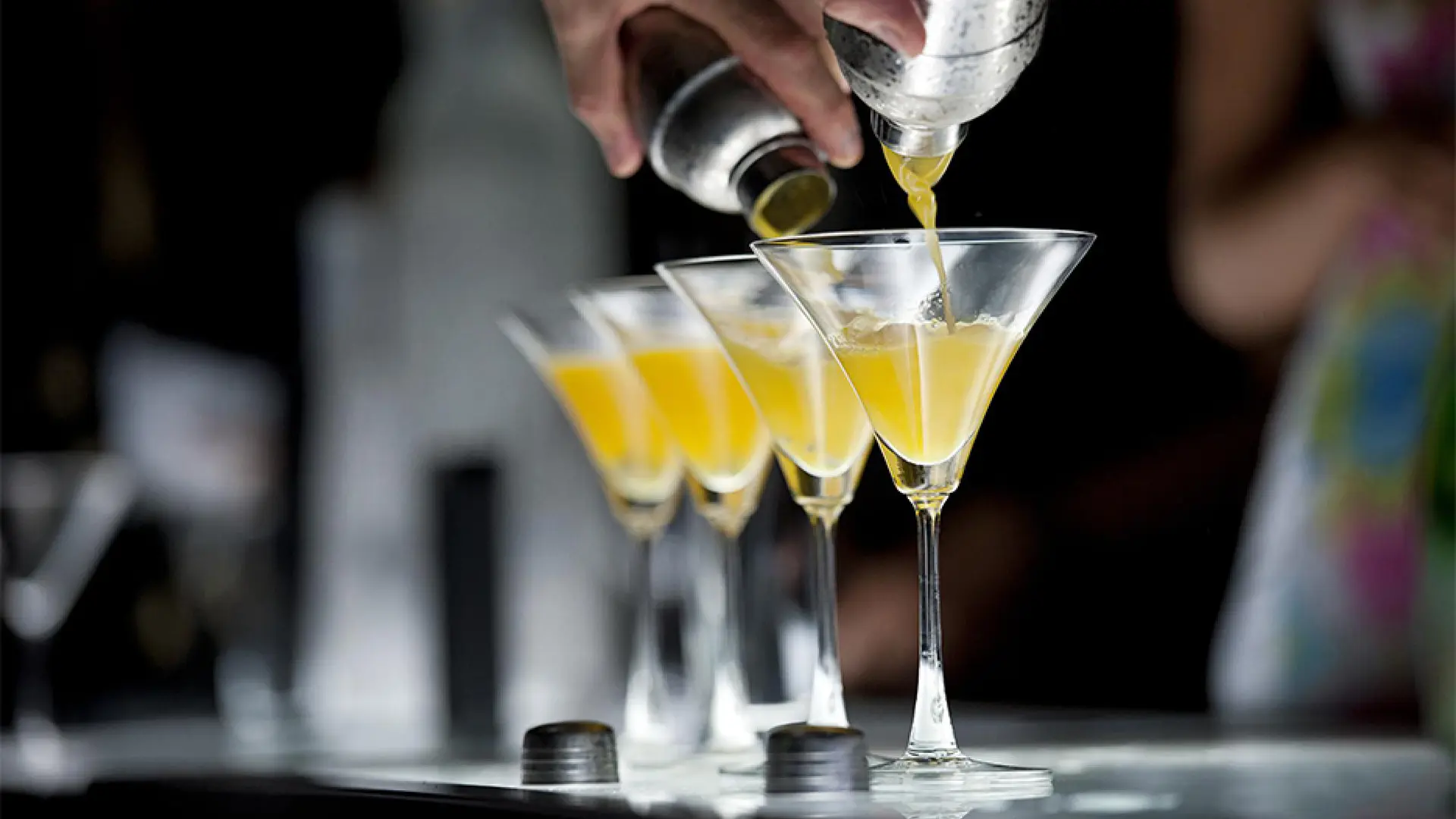 Barman préparant des cocktails sans alcool