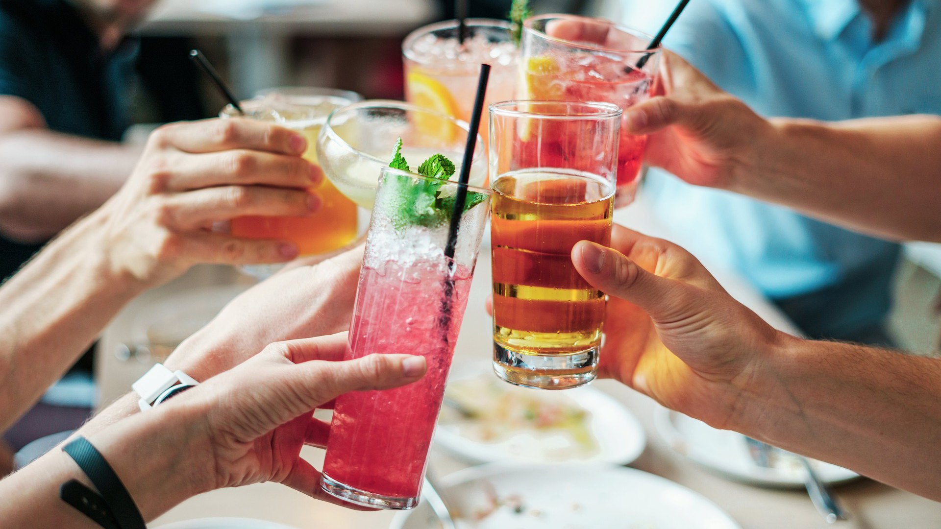 Personne partageant un cocktail sans alcool
